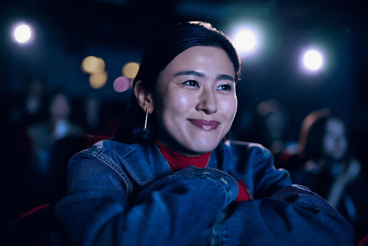 映画を見ている女性