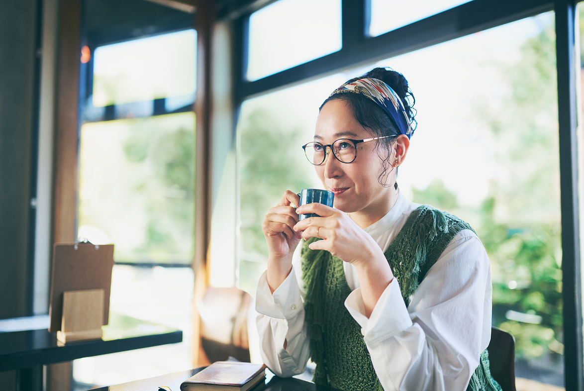 カフェにいる女性