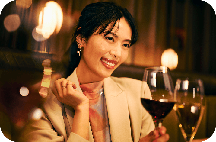 カフェにいる女性