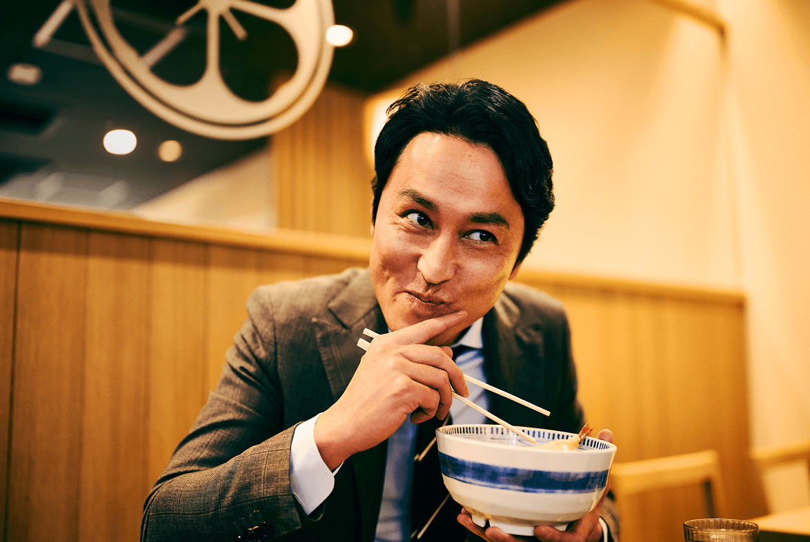 しぶそばを食べている男性