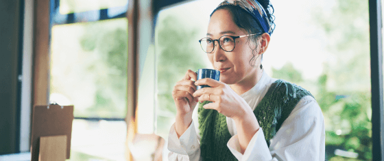 カフェにいる女性