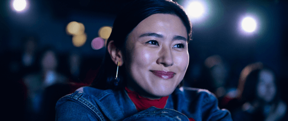 映画を見る女性