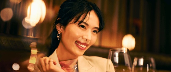 レストランにいる女性