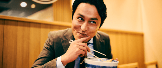 しぶそばを食べる男性