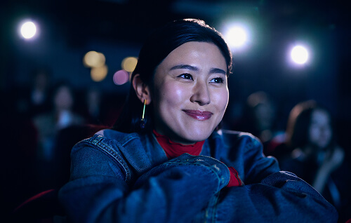 映画を見ている女性