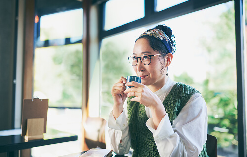 カフェにいる女性