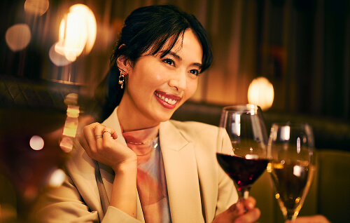 ワインを飲む女性