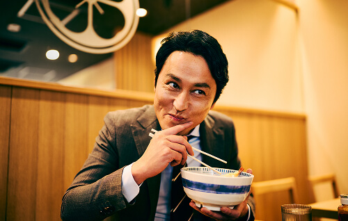 しぶそばを食べる男性