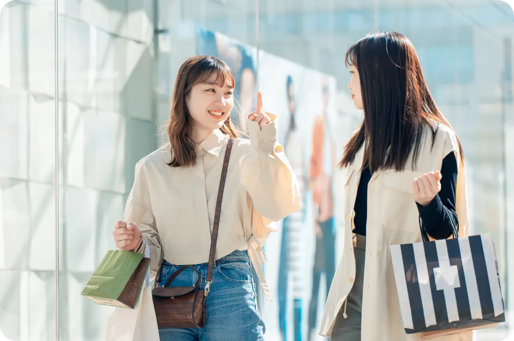 買い物をする女性