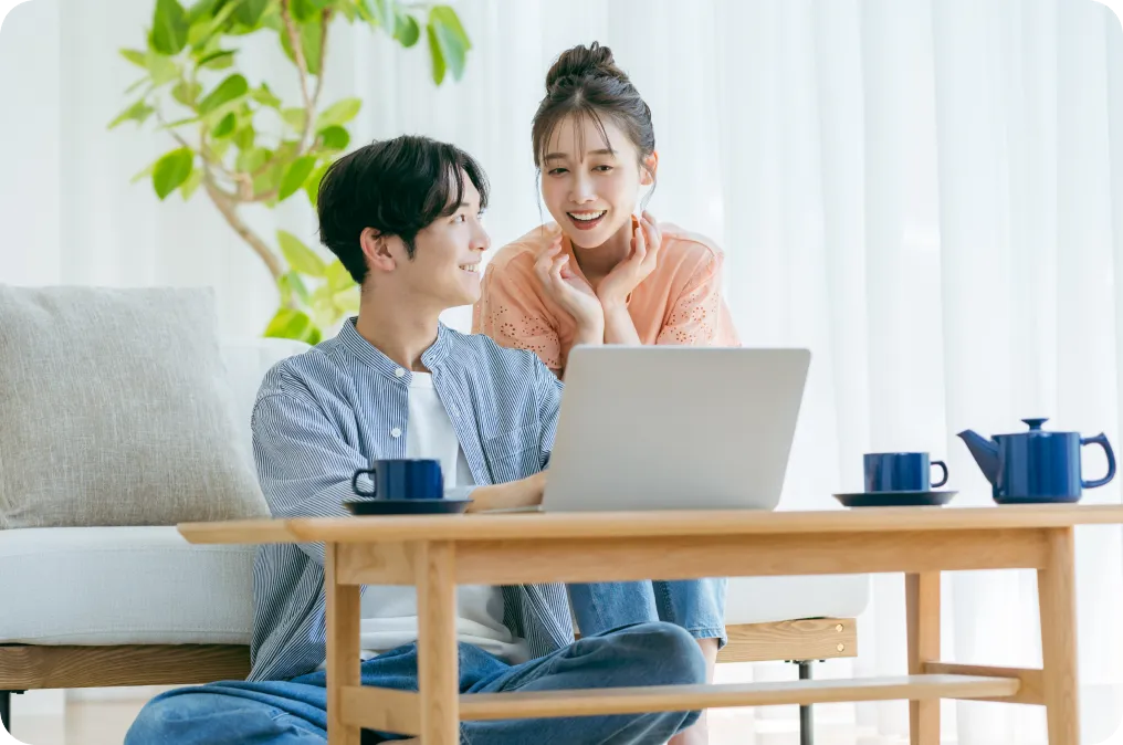 ネットショッピングをする男女