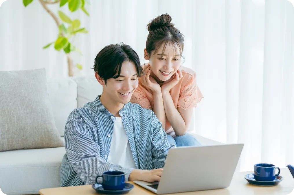 ネットショッピングをする男女