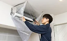 掃除している男性