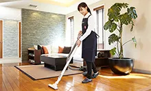 部屋を掃除している女性